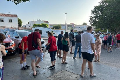 Cola para el reparto de abanicos de Feria en Cortijo Grande.