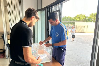 Reparto de abanicos de Feria en Cortijo Grande.