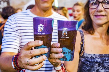 Vasos reutilizables de \'Siente La Plaza\'.