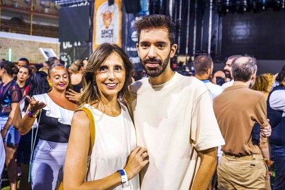 Fans de Luis Fonsi preparados para disfrutar del concierto.