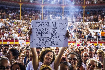 La Plaza de Toros se llenó de simpáticas pancartas dedicadas a Luis Fonsi.