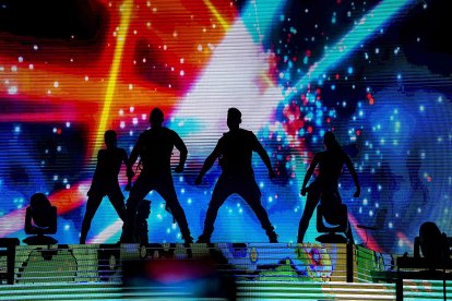 El de \'Calypso\' siguió varias de las coreografías junto a sus bailarines y bailarinas.