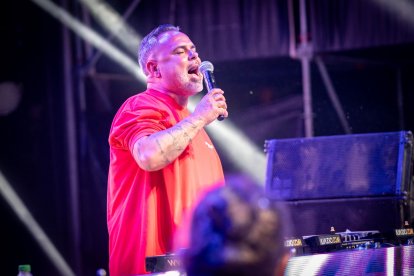 Juan Magán cantando en Roquetas de Mar.