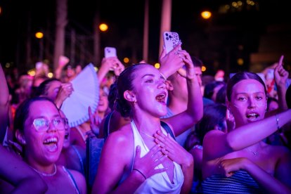 Asistente cantando en el concierto.