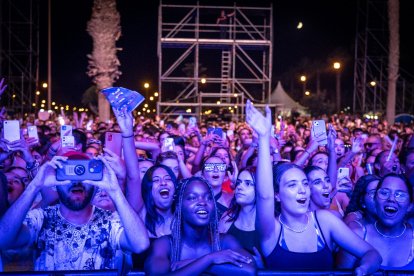 Imagen de los asistentes bailando en Roquetas de Mar.