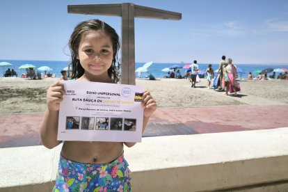 Martina Suárez sosteniendo su regalo de parte de las Cuevas de Sorbas.