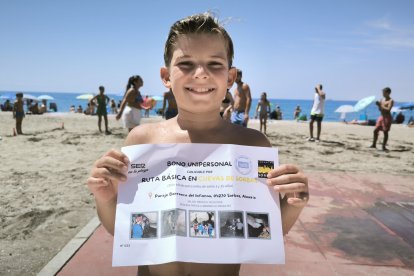 El pequeño Jesús posando con su premio de una ruta por las Cuevas de Sorbas.