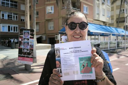 Rosa luciendo en sus manos el regalo de parte de Ramona La Boutique de la Empanada.