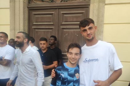 El lateral Marc Pubill con un joven aficionado. 