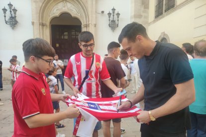 Fernando firmando a dos jóvenes aficionados. 