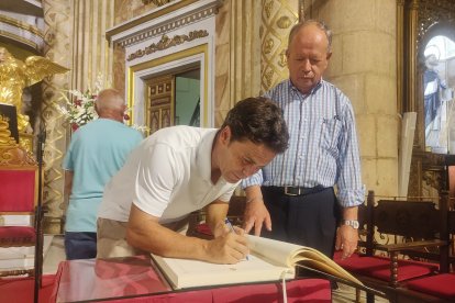 Rubi firmando en el libro de honor de la Patrona. 