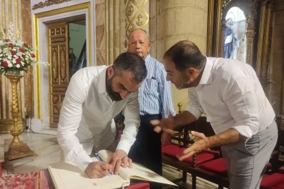Mohamed El Assy, conseejero delegado del Almería, firmando. 