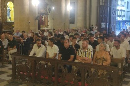 La Patrona se llenó en la ofrenda floral del Almería. 