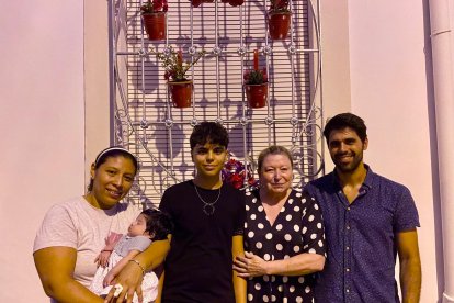 Isabel López posa con las distintas generaciones de la calle del Cucarro.