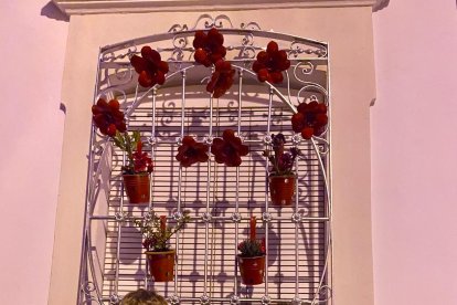 Raúl, David y Rubén, de 14 años, posan frente a una de las ventanas decoradas.