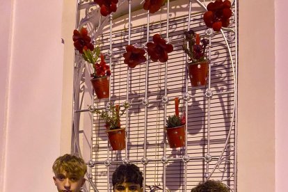 Raúl, David, Rubén, Matías y Victoria frente a la ventana de Isabel.