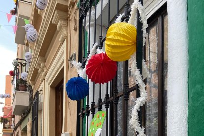 Adornos en una de las ventanas de la calle.