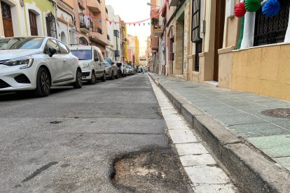 Los vecinos piden que se arregle la calzada.