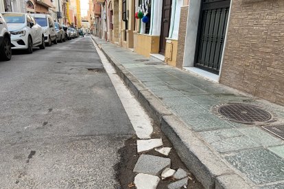 Los vecinos piden que se arregle la calzada.