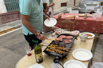 José Ángel Miguel, el vecino encargado de la plancha durante la reunión vecinal.