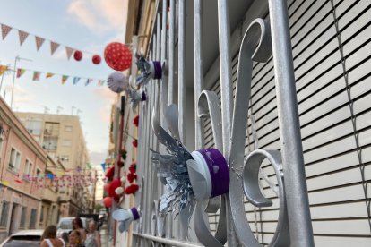 Adornos con material reciclado en una de las ventanas de la calle.