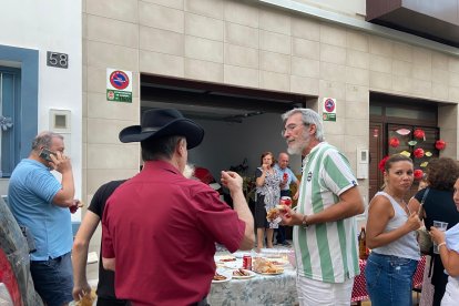 Los vecinos sacaron una mesa con comida y bebida.