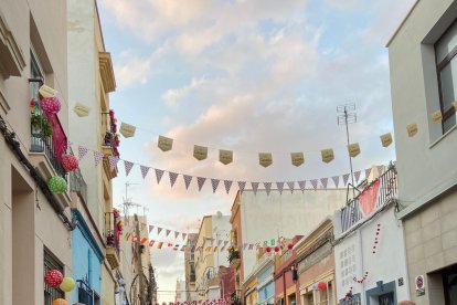 La calle engalanada para la ocasión.