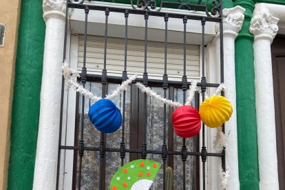 Adornos en una de las ventanas de la calle.