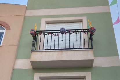 Ilustraciones de Andrea Castro (@andycrayyon) para engalanar la calle.