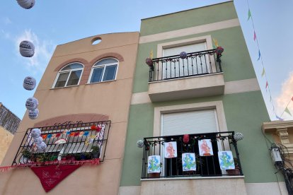 Balcones decorados en la calle.