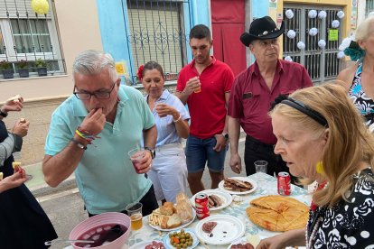 Vecinos se conocen entre ellos mientras comen y beben.