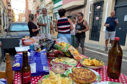 Vecinos se conocen entre ellos mientras comen y beben.