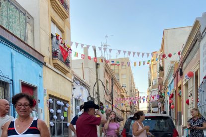 Vecinos se conocen entre ellos mientras comen y beben.