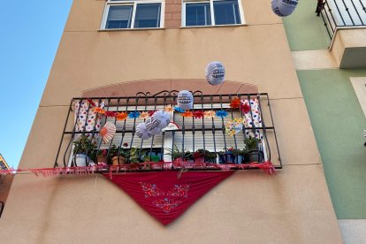 Uno de los balcones, decorado con material reutilizado.