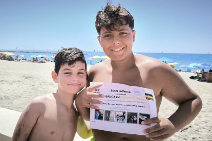 Esteban y Erik, los primos jienenses sujetando el bono familiar de las Cuevas de Sorbas.