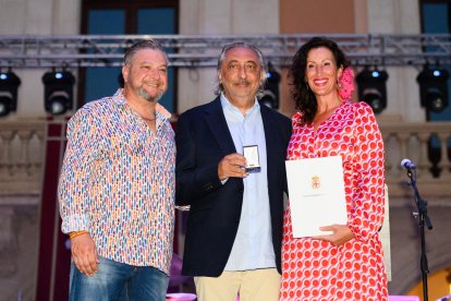 Juan Carmona recibió le Escudo de Oro de la ciudad de Almería.