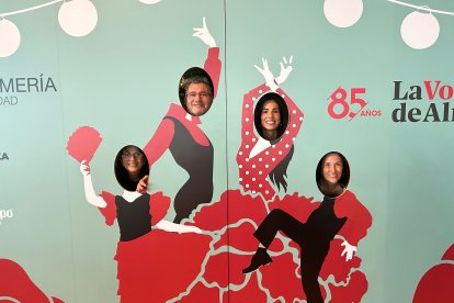 Andrés Francisco Portero Sánchez, Amelia Portero Losilla, Amelia Losilla Maldonado y Conchi Losilla Maldonado, en uno de los photocalls de Siente La Plaza, Cruzcampo, Ayuntamiento de Almería y LA VOZ en el Recinto Ferial.