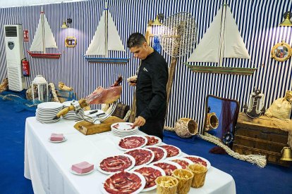 Cortador de jamón en la caseta La Pita.