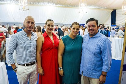 Rafa y Miguel, del grupo Sones del Sur, con Rocío López y Gema López.