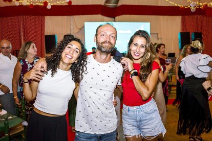 Estos tres jóvenes disfrutando de la buena música en la caseta El Trinquete.