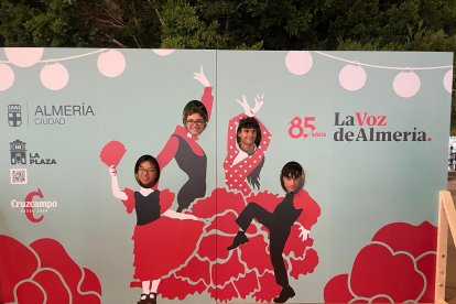 Wenyi, Juan, Álvaro y Juan Francisco, en uno de los photocalls de Siente La Plaza, Cruzcampo, Ayuntamiento de Almería y LA VOZ en el Recinto Ferial.