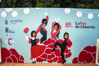 Natalia, Dylan y Naomi poan divertidos en el photocall de de Siente La Plaza, Cruzcampo, Ayuntamiento de Almería y LA VOZ en el Recinto Ferial.