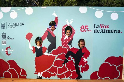 Patricia, Leonardo, María y Jon posan para la cámara de LA VOZ antes de disfrutar de la primera noche de Feria.