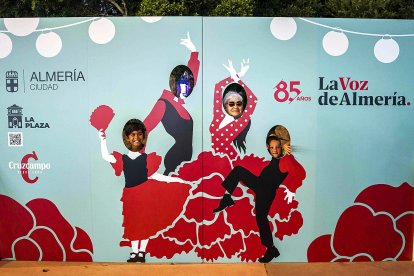 Yael y Antonio posan divertidos junto a su abuela en el photocall de Siente La Plaza, Cruzcampo, Ayuntamiento de Almería y LA VOZ en el Recinto Ferial.