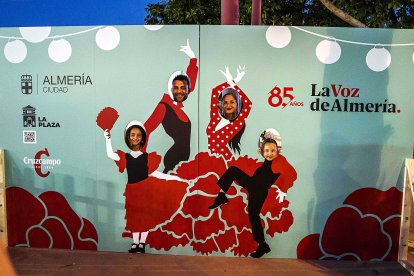 Helvia Haro, Martina, Helvia y Juan han querido posar ante la cámara de LA VOZ.