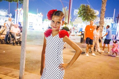 La pequeña Lucía presume de su vestido de flamenca a las puertas del Recinto Ferial.