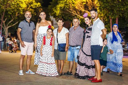 Juan, Victoria, Rosa, Aurora, Fran, Juan González, y la pequeña Goya expectantes antes del encendido de la portada del ferial.
