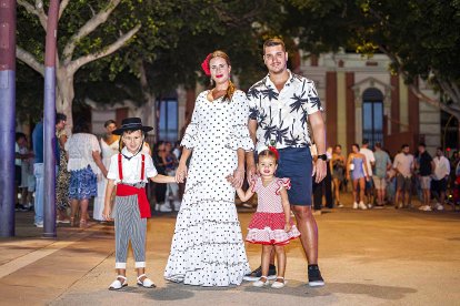 Lorena, Antonio, Ángel y Susana han elegido sus mejores galas para la primera noche de las Fiestas celebradas en Honor a la Virgen del Mar.