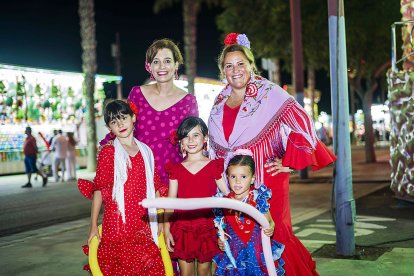 Margarita, Belén, Lara y Sofía no han perdido la oportunidad de enfundarse en sus mejores vestidos para esta noche única.