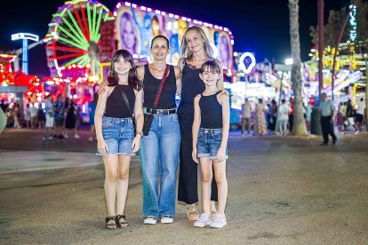 Isa, María del Mar y las pequeñas Ángela e Isa disfrutando de la primera noche de Feria.